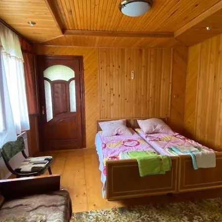 над греблею *