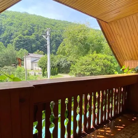 Апартаменты над греблею *